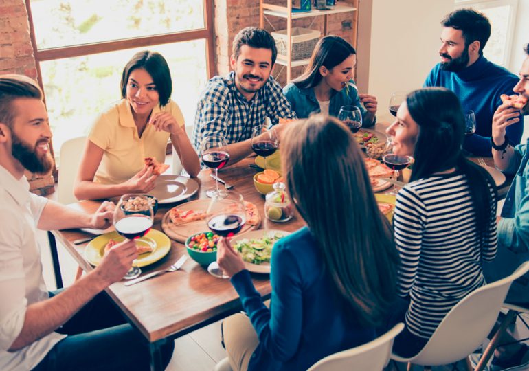 Organiza la mejor reunión con amigos en casa ¡Cinco tips imperdibles!