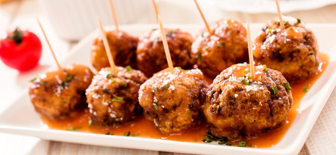 Albóndigas de lentejas rellenas de queso en salsa bolognesa