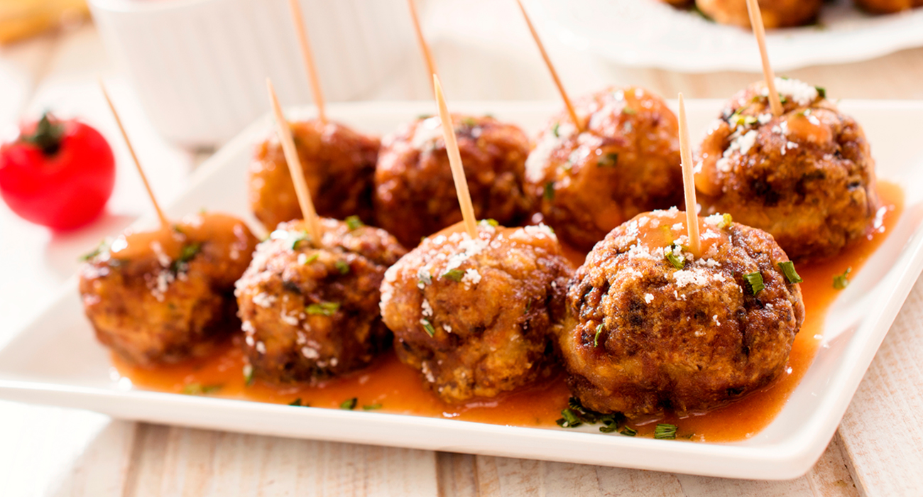 Albóndigas de lentejas rellenas de queso en salsa bolognesa