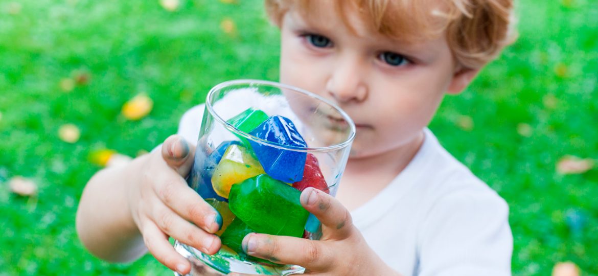 Bebidas divertidas con hielos de colores