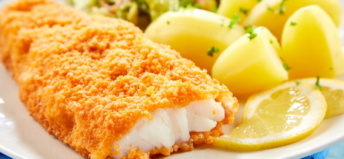Un increíble filete de pescado con ensalada clásica de aguacate