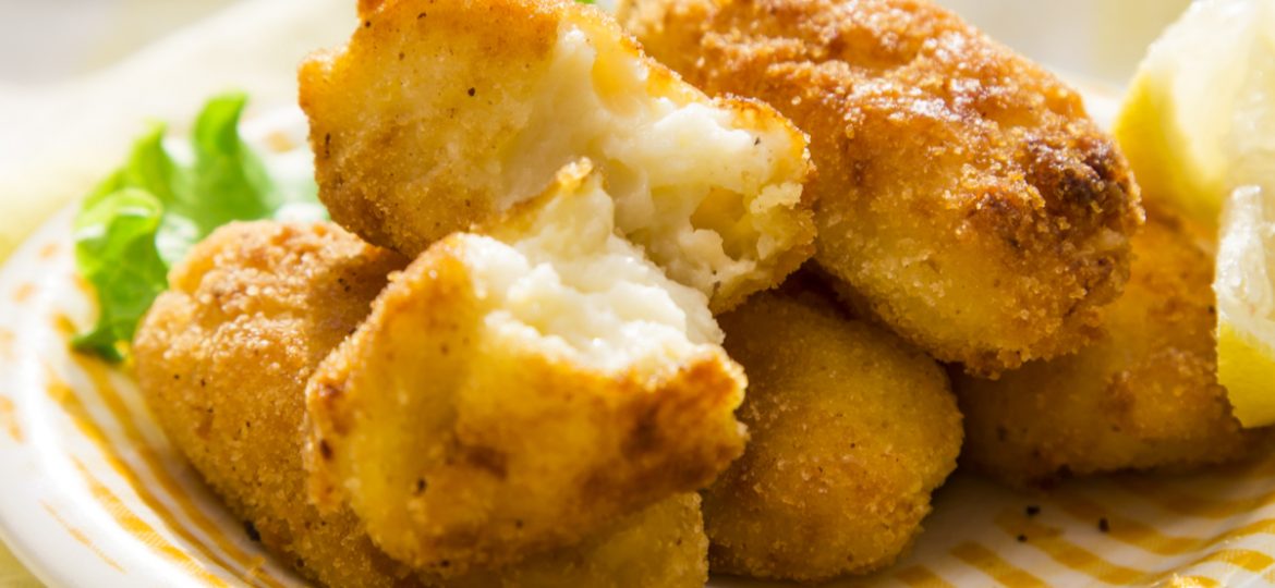 Bolitas de jamonilla y queso con ensalada de aguacate