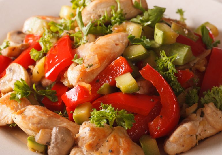 Pollo saltado con vegetales ¡sencillo y delicioso!