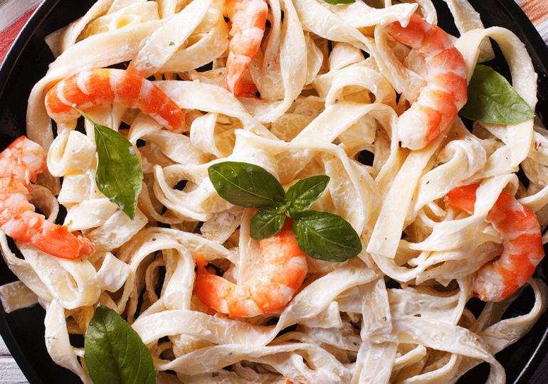 ¿Cómo preparar fettuccini con salsa de camarón?