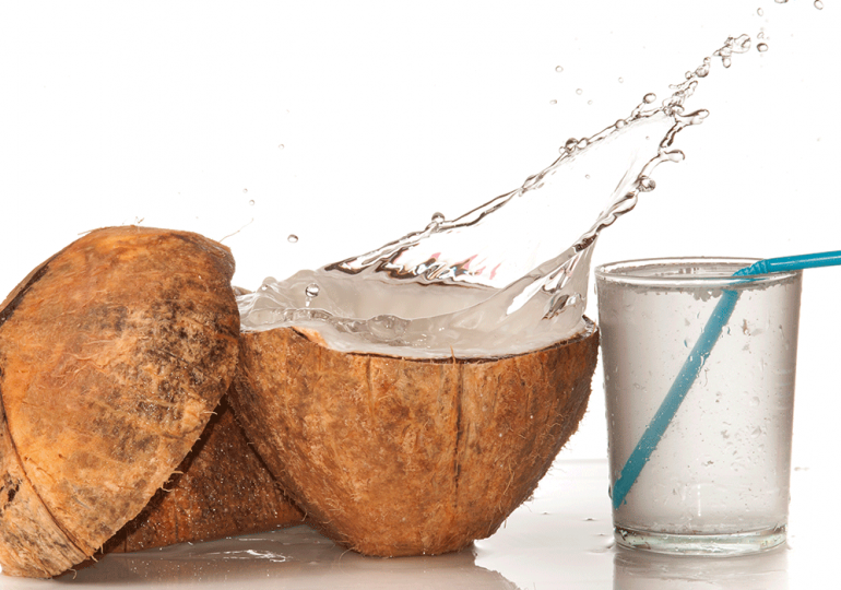 ¡Refrescate y cuida tu salud con agua de coco!