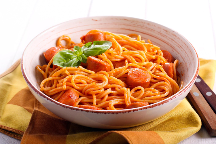 Espaguetis con salchicha y salsa de tomate