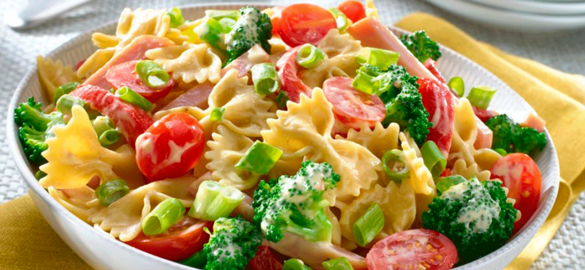 Hagamos una divertida ensalada con lacitos de pasta