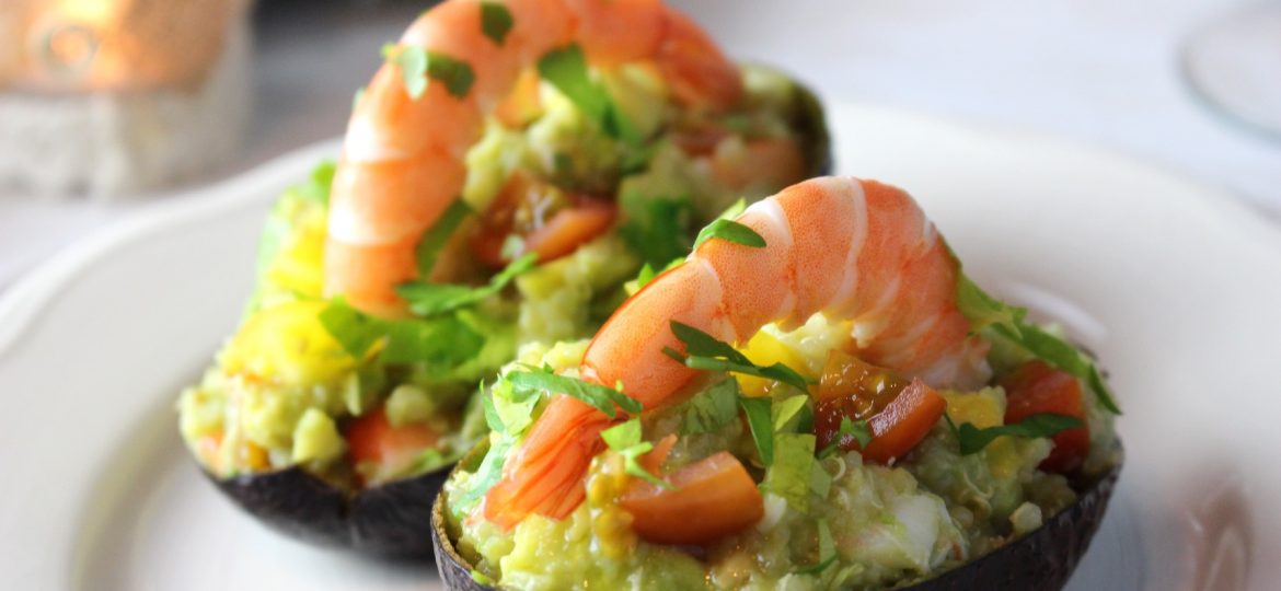 Rápido y en solo 3 pasos: Aguacate relleno de cóctel de camarón