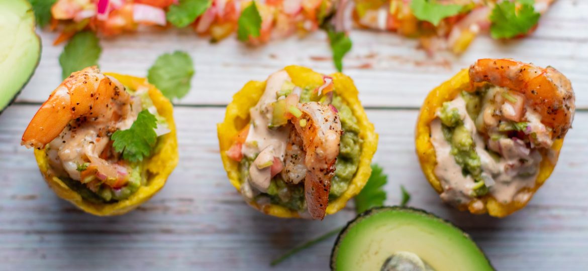 Disfruta el verano con una receta de Patacones rellenos de camarones.