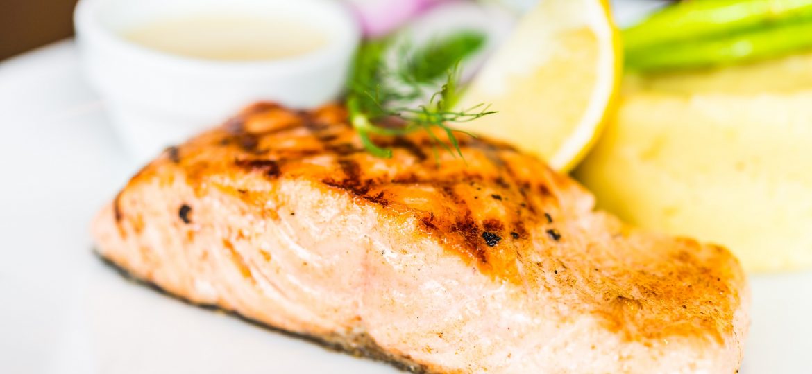 Salmón al Grill con Vegetales y pasta de ajo