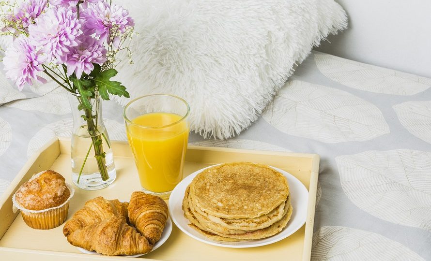 3 Ideas de Desayunos para sorprender y comer en la cama con tu pareja