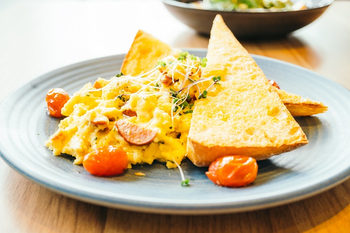 Ideales a cualquier hora: Huevos revueltos con queso y jamonilla.