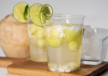 Combate el calor de verano con esta agua de coco con melón.