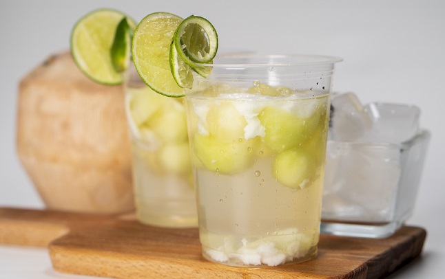 Combate el calor de verano con esta agua de coco con melón.