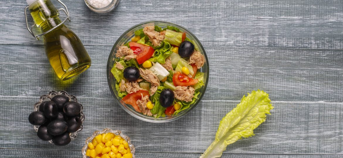 Pasea en la montaña y come saludable con una ensalada de atún